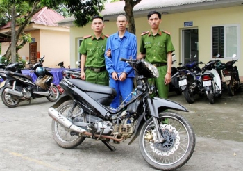 Dùng súng ngắn uy hiếp nhân viên ngân hàng để cướp tiền