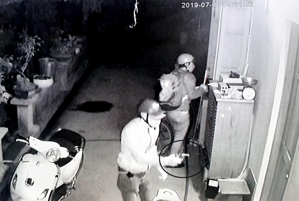 Kinh hoàng băng nhóm cầm súng tấn công một nhà dân trong đêm