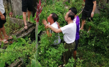 Gã đàn ông nghi định dở trò đồi bại với bé gái sau khi trộm bất thành