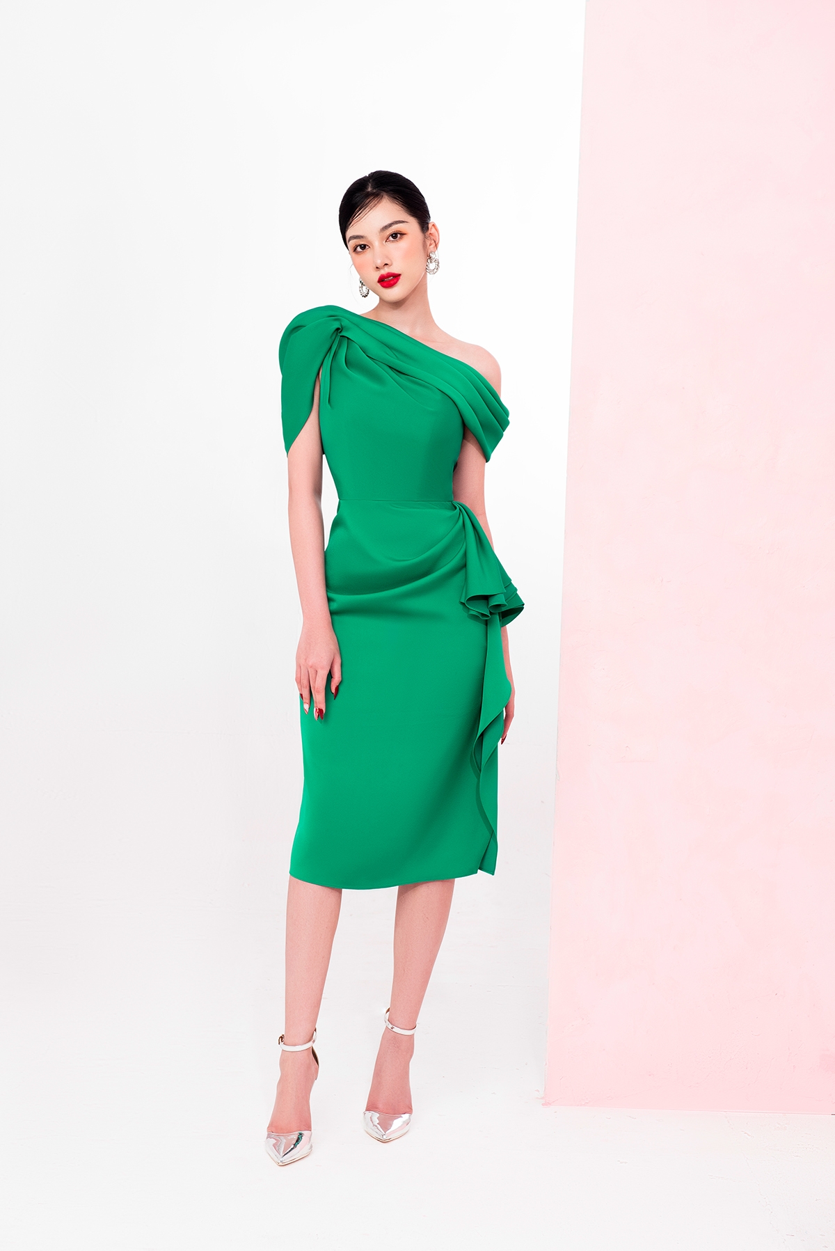 Cẩm Đan kiêu kỳ, sang trọng với trang phục váy xuân đẹp mê mẩn Cẩm Đan kiêu kỳ, sang trọng với trang phục váy xuân đẹp mê mẩn