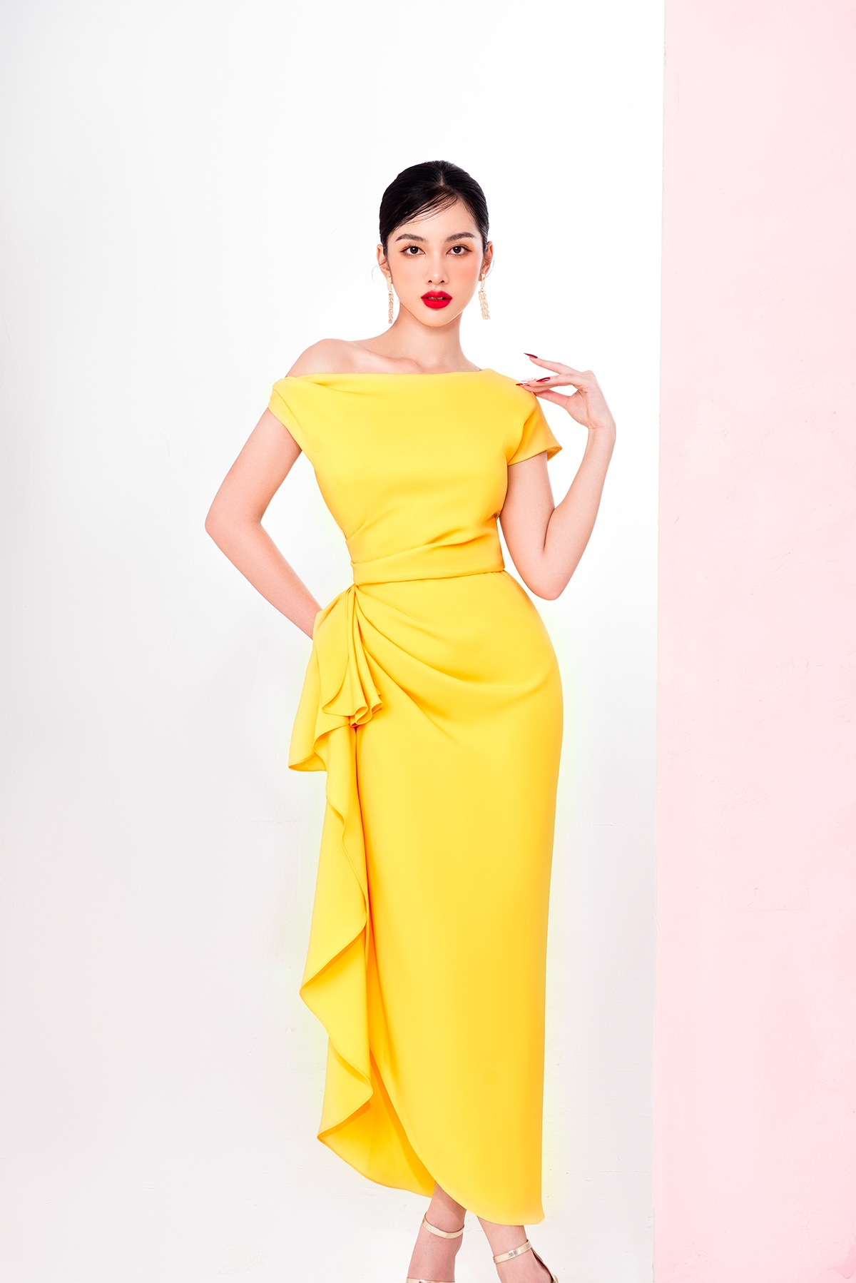 Cẩm Đan kiêu kỳ, sang trọng với trang phục váy xuân đẹp mê mẩn Cẩm Đan kiêu kỳ, sang trọng với trang phục váy xuân đẹp mê mẩn
