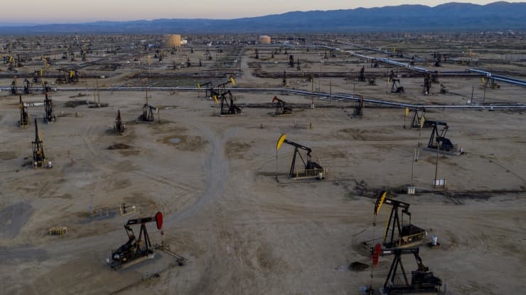 Giá dầu giảm sau khi OPEC+ đồng ý cắt giảm sản lượng