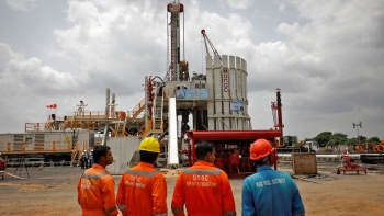 Giá dầu tạm lắng xuống trước mùa lái xe của Mỹ và quyết định cấm vận của EU