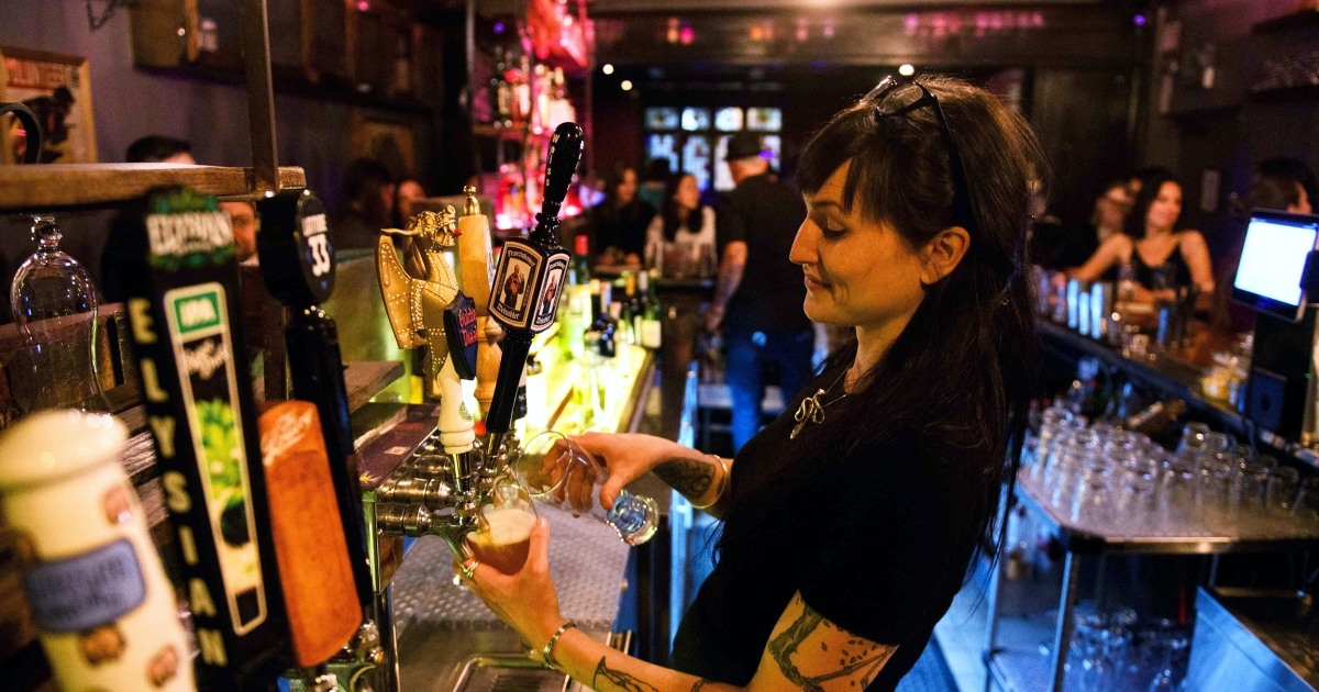 Los Angeles (Mỹ): Quy định chống dịch Covid-19 mới trong các quán bar và câu lạc bộ đêm