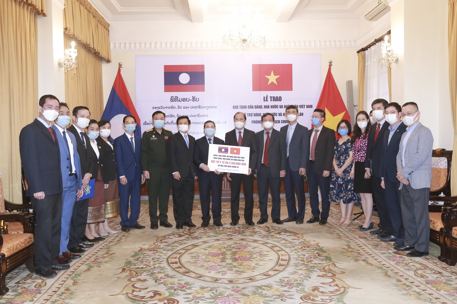 Việt Nam hỗ trợ Lào ứng phó đợt dịch Covid-19 mới