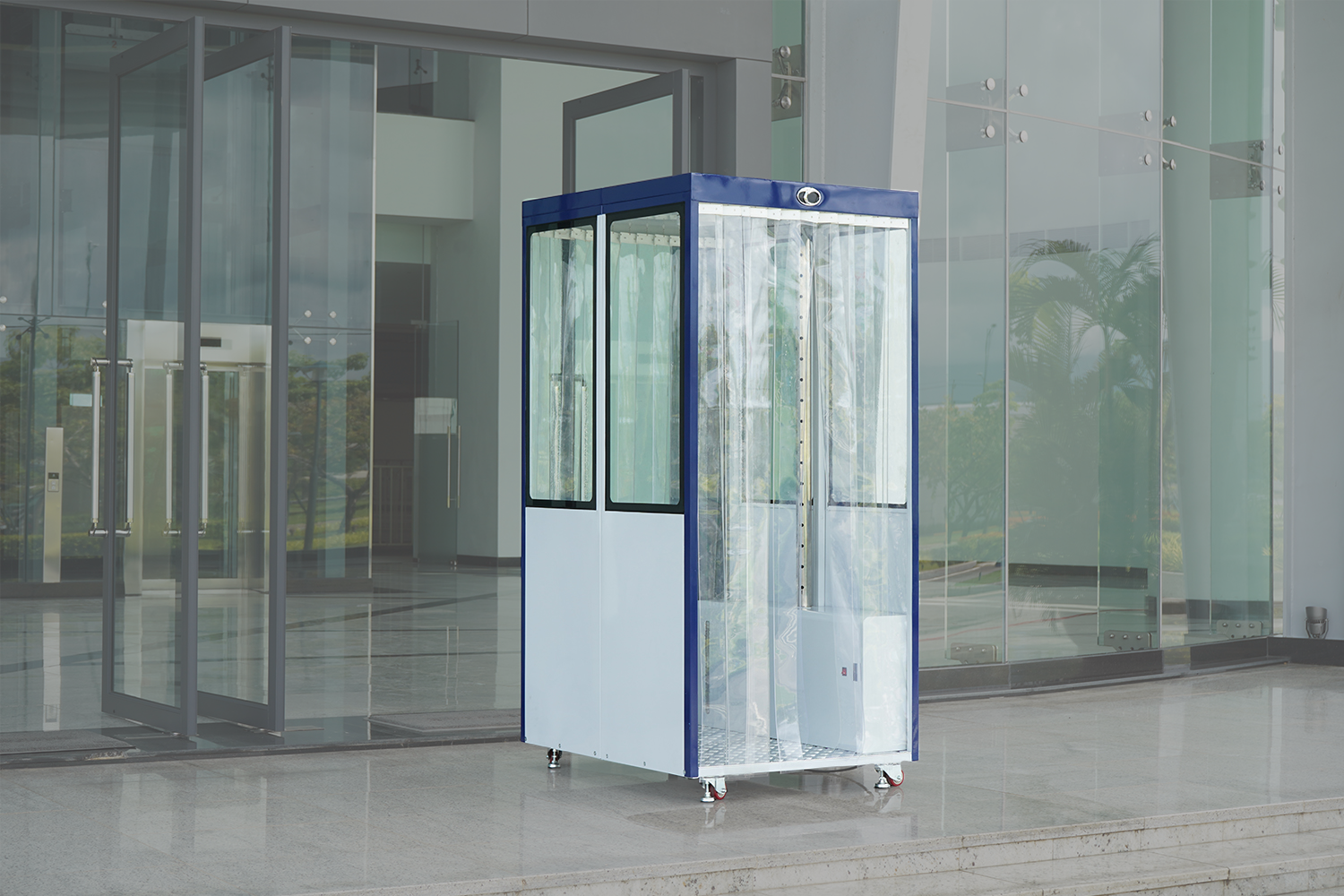 THACO đưa vào sử dụng buồng khử khuẩn toàn thân