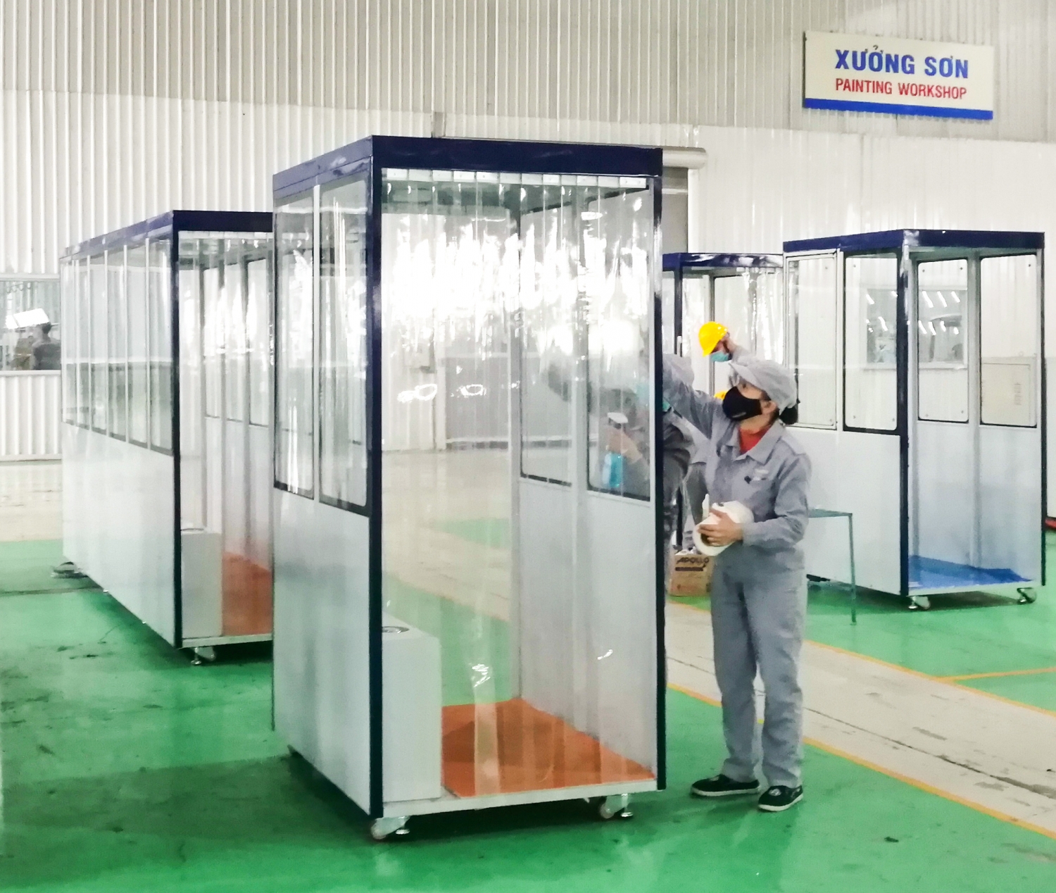 THACO đưa vào sử dụng buồng khử khuẩn toàn thân