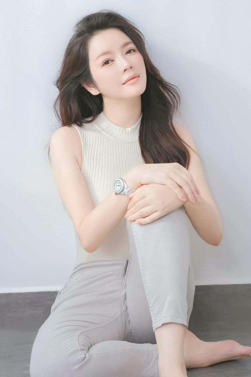 Lý Nhã Kỳ mở tiệc mừng tái nhiệm chức “Chủ tịch hội độc thân”