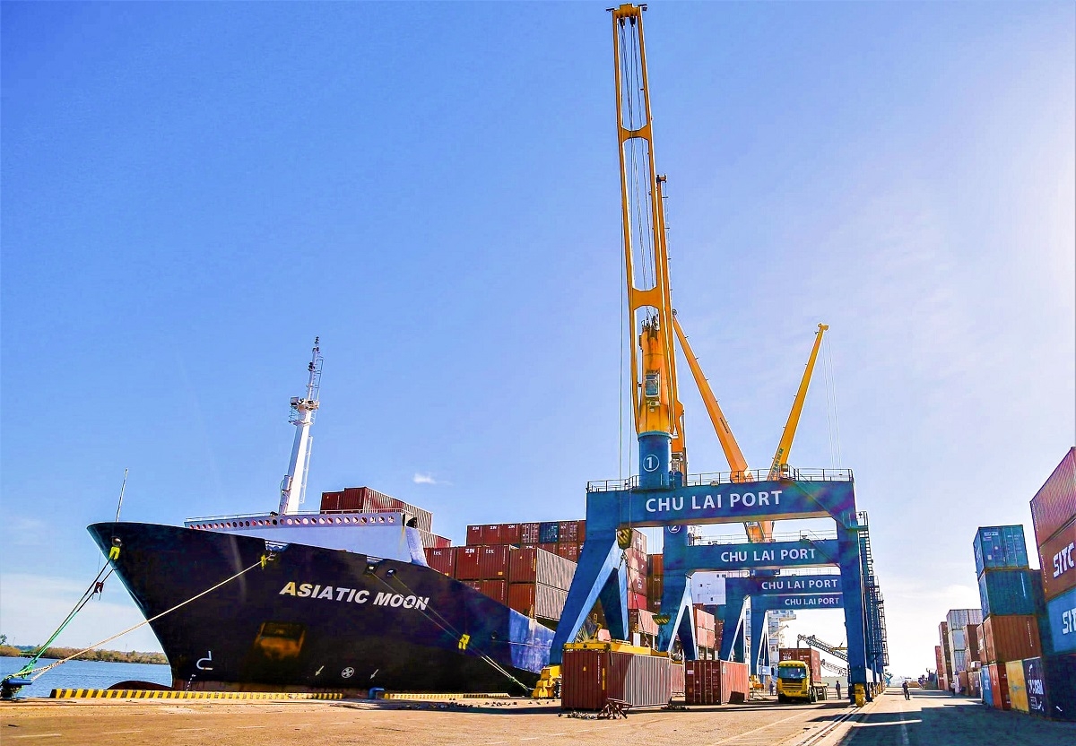 THACO: Lái cẩu Liebherr trên bến cảng và chuyện nghề “nhìn xa, trông rộng”