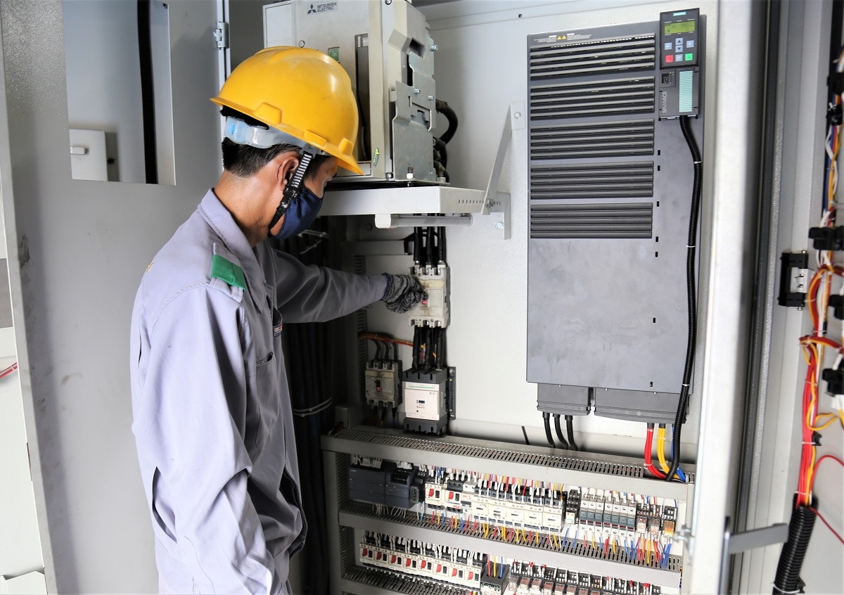 THACO: Lái cẩu Liebherr trên bến cảng và chuyện nghề “nhìn xa, trông rộng”