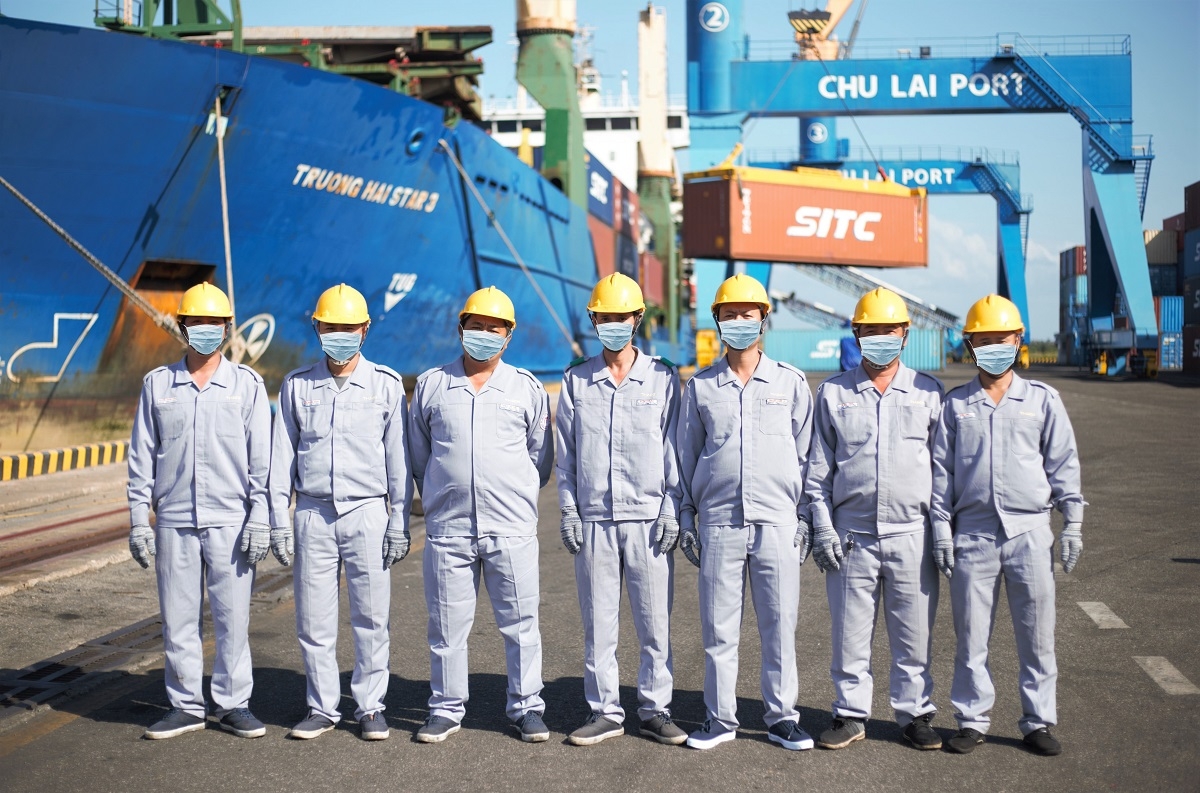THACO: Lái cẩu Liebherr trên bến cảng và chuyện nghề “nhìn xa, trông rộng”