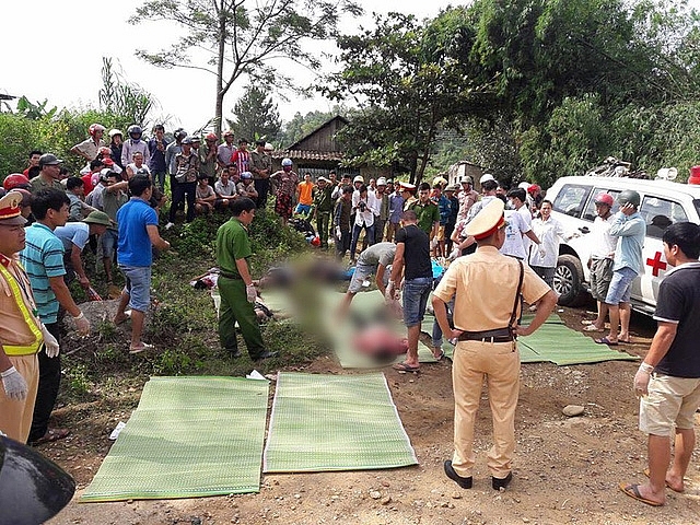 hien truong tham khoc vu xe khach va cham xe bon lam 13 nguoi chet