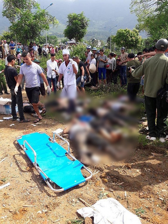 hien truong tham khoc vu xe khach va cham xe bon lam 13 nguoi chet