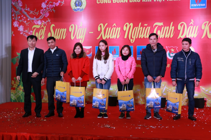 cong doan dau khi viet nam to chuc tet sum vay cho nguoi lao dong phia bac