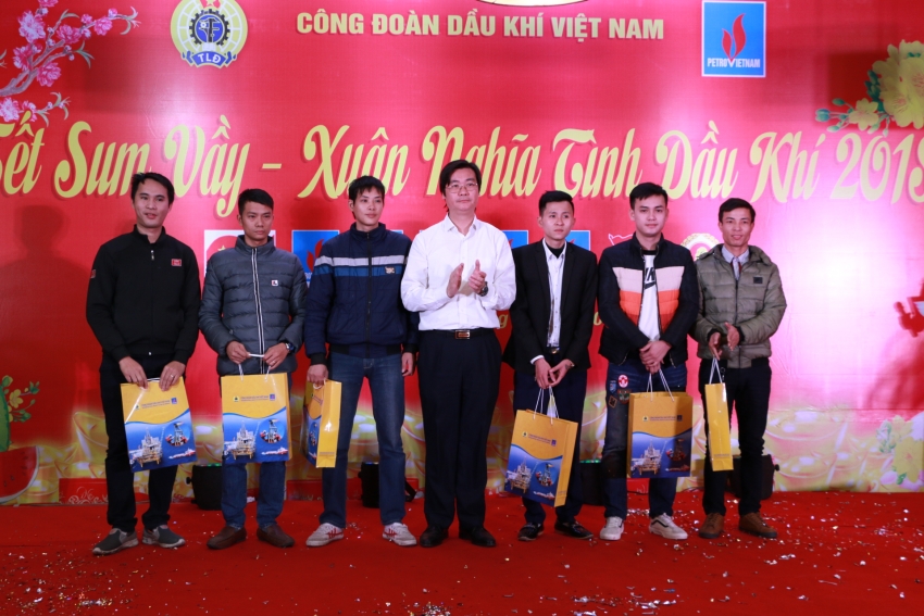 cong doan dau khi viet nam to chuc tet sum vay cho nguoi lao dong phia bac
