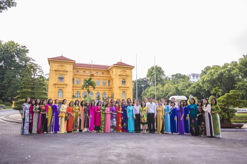 phu nu dau khi tham bao tang lich su ho chi minh va khu di tich phu chu tich