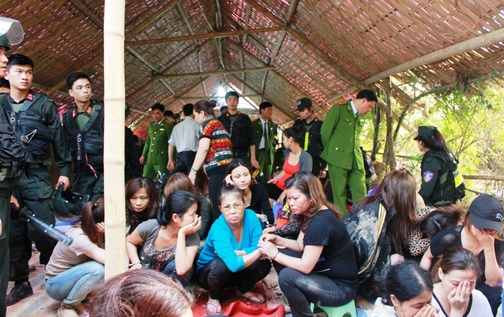 Hàng trăm cảnh sát đột kích sới bạc, bắt gần 70 người