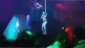 Video: Cư dân mạng ngán ngẩm vì "sao teen"  Angela Phương Trinh thiếu vải, múa cột trong quán bar