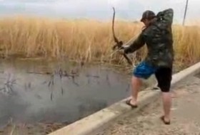 Bắt cá bằng cung tên?!