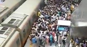 Choáng với cảnh đi tàu điện giờ cao điểm ở Thượng Hải