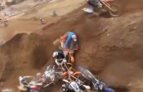 Sốc với tai nạn đường đua của VĐV đua xe địa hình