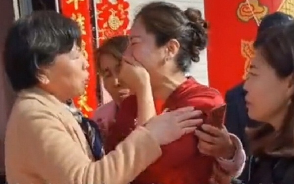 Mẹ chú rể phát hiện cô dâu là con gái ruột mất tích nhiều năm và cái kết có hậu bất ngờ