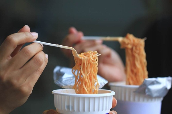 Chàng trai trẻ suýt chết vì ăn mì gói và uống coca cùng lúc