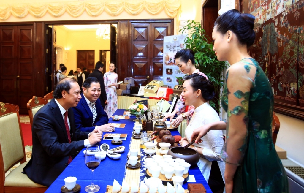 Thứ trưởng Ngoại giao Nguyễn Quốc Dũng gặp gỡ Phóng viên, Trợ lý và Tùy viên báo chí nước ngoài tại Việt Nam nhân dịp năm mới 2021