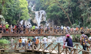 Lào chính thức mở cửa đón du khách nước ngoài