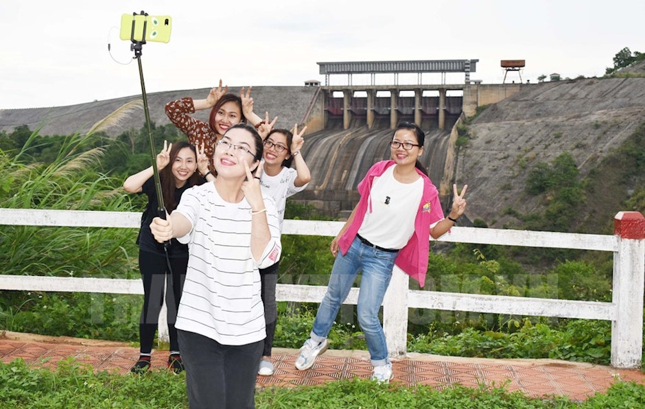 Nét đẹp trên Nhà máy thủy điện Ialy Nét đẹp trên Nhà máy thủy điện Ialy