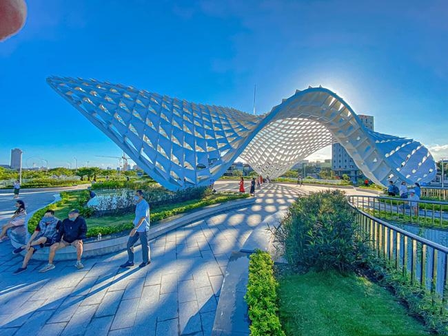 Xem độ hoành tráng của công viên 700 tỷ nằm bên bờ sông Hàn ở Đà Nẵng vừa được khánh thành Xem độ hoành tráng của công viên 700 tỷ nằm bên bờ sông Hàn ở Đà Nẵng vừa được khánh thành