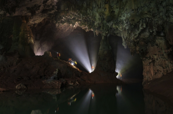 Cận cảnh hố sụt Kong huyền bí ở Phong Nha - Kẻ Bàng