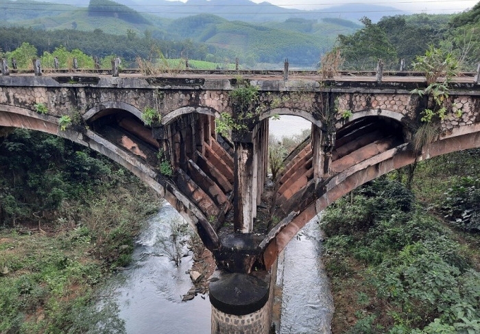 Cận cảnh cây cầu vòm 2 chiều độc đáo còn lại trên “đất lửa” Quảng Trị Cận cảnh cây cầu vòm 2 chiều độc đáo còn lại trên “đất lửa” Quảng Trị