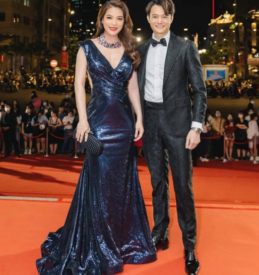 Đầu năm điểm mặt những mối tình theo trường phái “Mộ cổ” trong showbiz Việt Đầu năm điểm mặt những mối tình theo trường phái “Mộ cổ” trong showbiz Việt