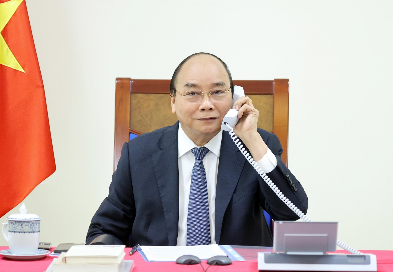 Thủ tướng Nguyễn Xuân Phúc điện đàm với Thủ tướng Singapore Lý Hiển Long