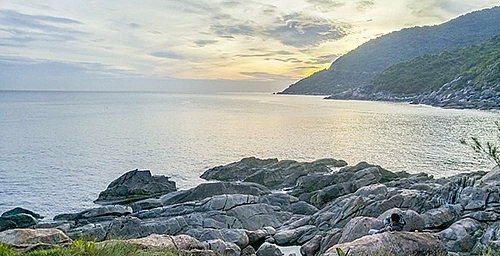 Hấp dẫn Bãi Cát Vàng - Bãi Đá Đen