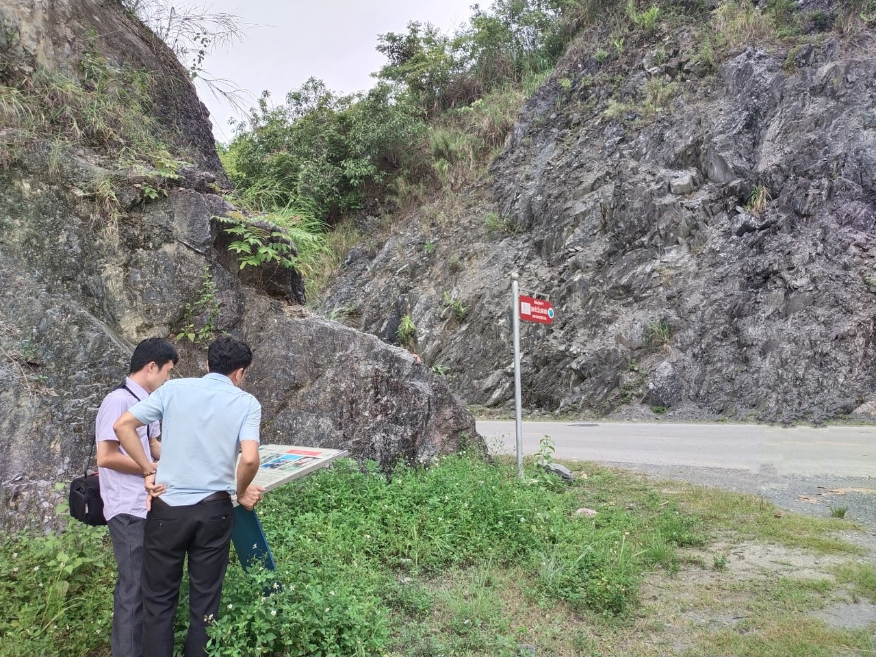 Di sản địa chất san hô cổ Lang Môn - Điểm dừng chân đầu tiên trong tuyến trải nghiệm phía Tây CVĐC non nước Cao Bằng Di sản địa chất san hô cổ Lang Môn - Điểm dừng chân đầu tiên trong tuyến trải nghiệm phía Tây CVĐC non nước Cao Bằng