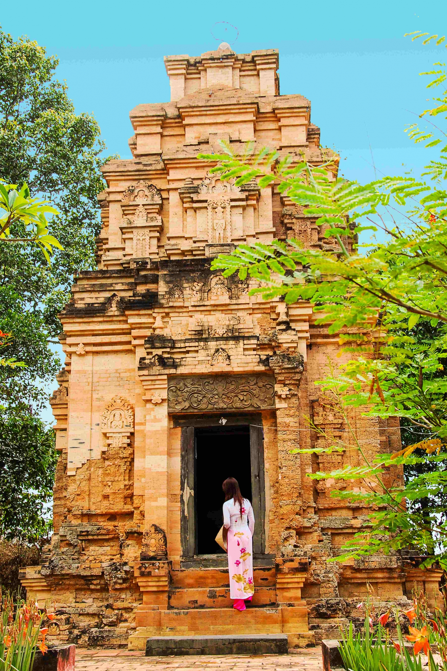 Về Tây Ninh khám phá tháp cổ