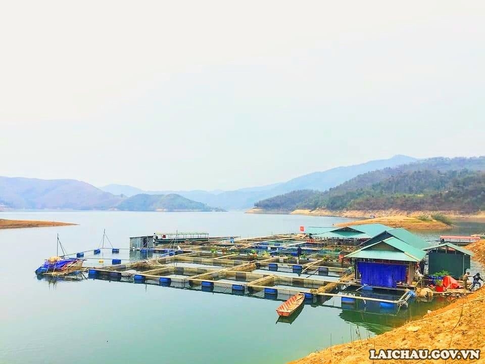 Trải nghiệm mới tại lòng hồ thủy điện Bản Chát Trải nghiệm mới tại lòng hồ thủy điện Bản Chát