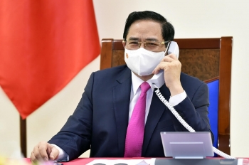 Thủ tướng Chính phủ Phạm Minh Chính điện đàm với Thủ tướng Nhật Bản Suga Yoshihide