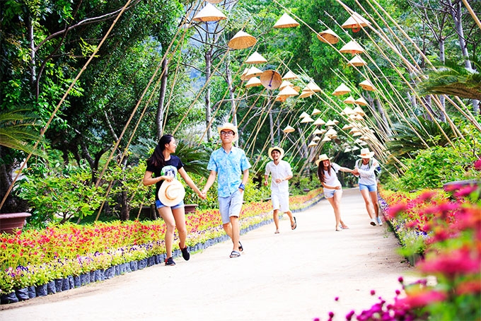 Lạc trôi giữa đảo Hoa Lan Lạc trôi giữa đảo Hoa Lan