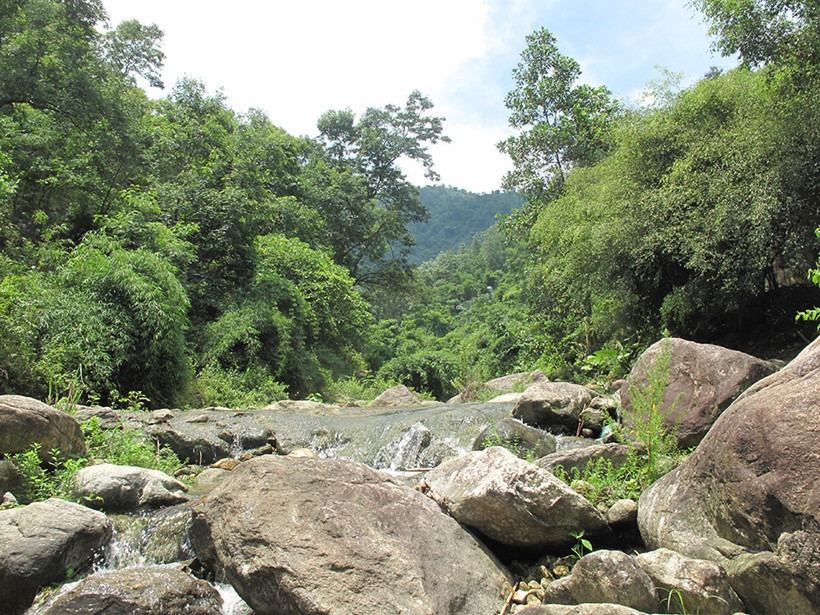 Vẻ đẹp hoang sơ kỳ vĩ của núi Sáng - thác Bay