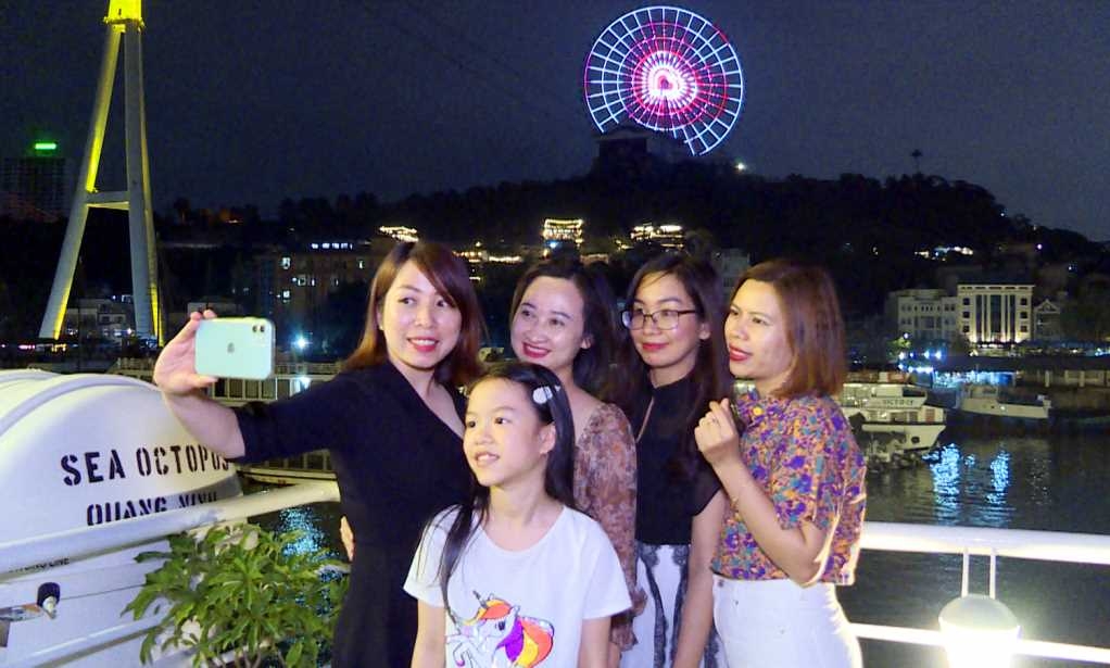 Thưởng lãm vẻ đẹp đêm Hạ Long từ du thuyền