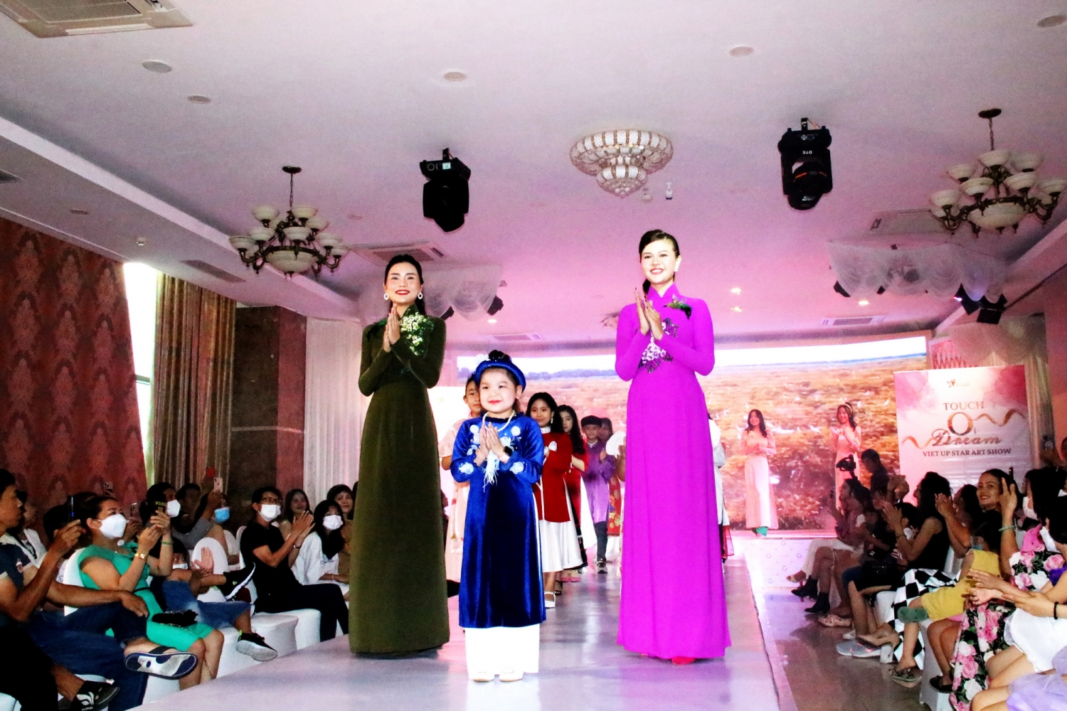 Đêm hội nghệ thuật Viet Up Star Đêm hội nghệ thuật Viet Up Star