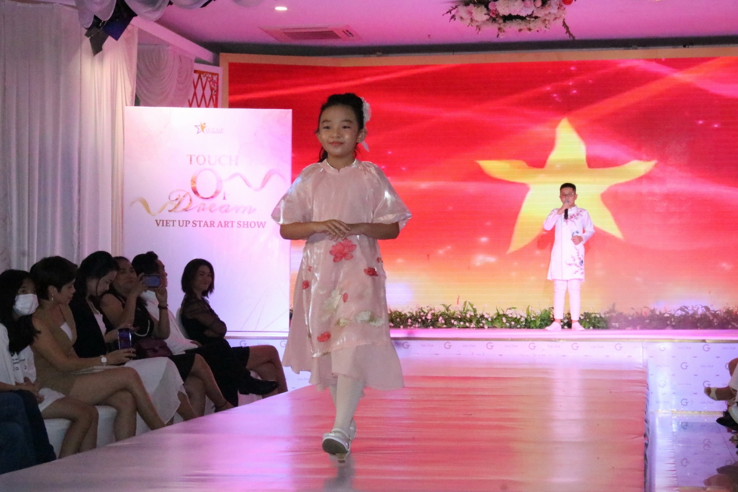 Đêm hội nghệ thuật Viet Up Star Đêm hội nghệ thuật Viet Up Star