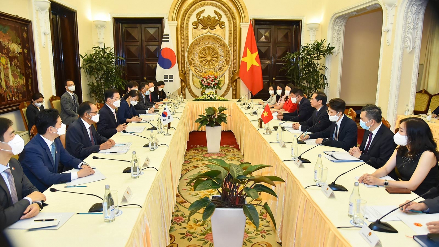 Bộ trưởng Ngoại giao Bùi Thanh Sơn hội đàm với Bộ trưởng Ngoại giao Hàn Quốc Chung Eui Yong