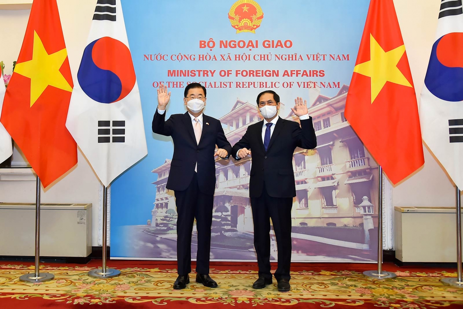 Bộ trưởng Ngoại giao Bùi Thanh Sơn hội đàm với Bộ trưởng Ngoại giao Hàn Quốc Chung Eui Yong