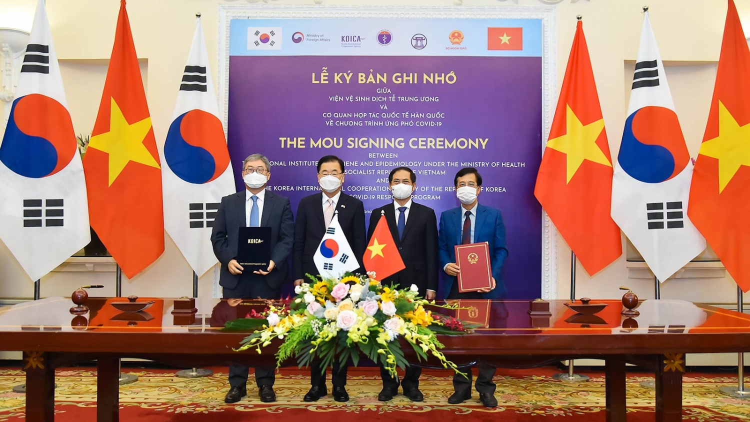 Bộ trưởng Ngoại giao Bùi Thanh Sơn hội đàm với Bộ trưởng Ngoại giao Hàn Quốc Chung Eui Yong