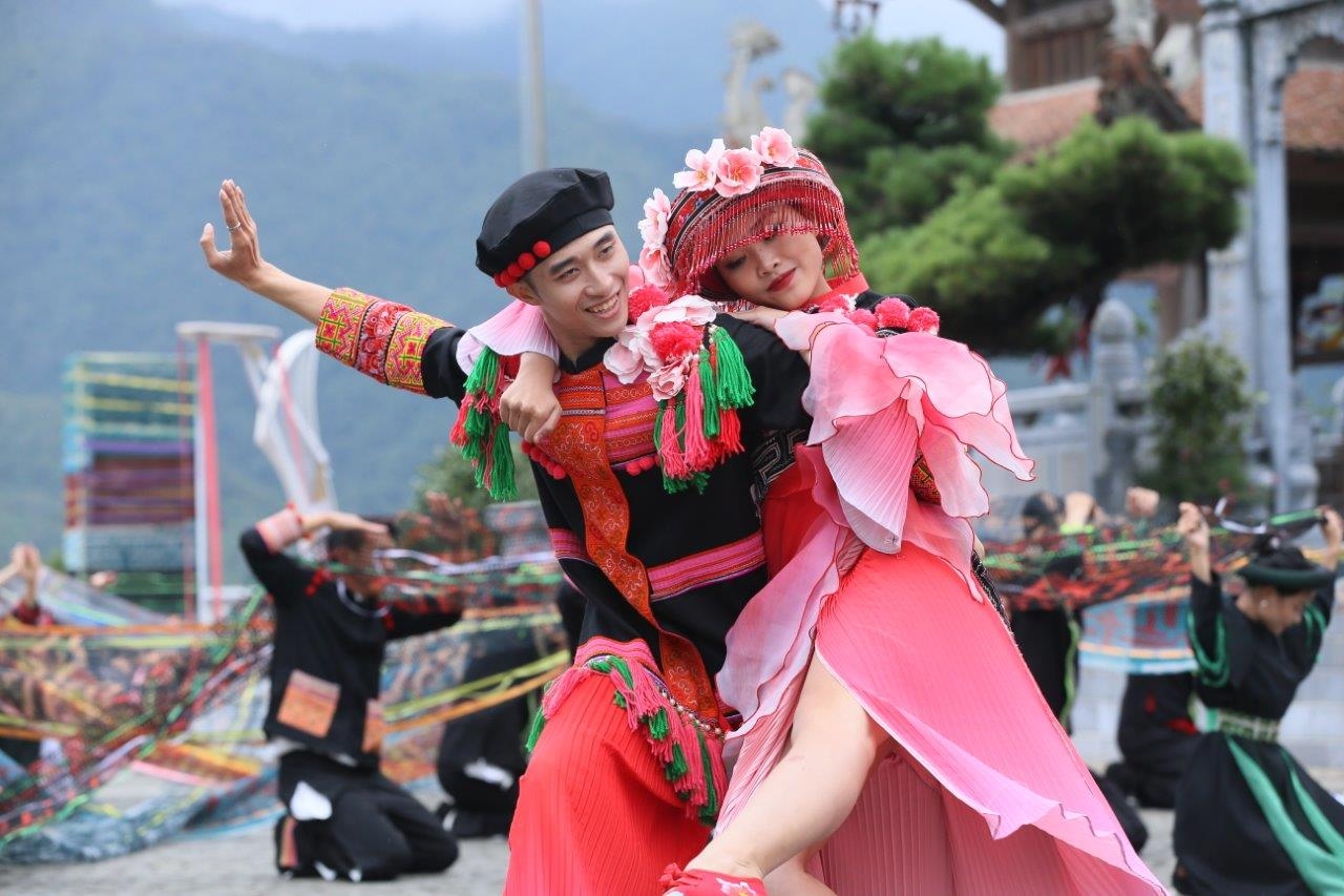 thuong ngoan tay bac day me hoac trong show vu dieu tren may
