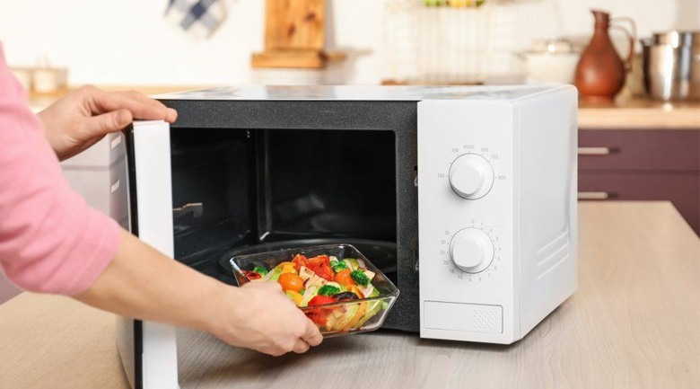 Những thực phẩm không nên cho vào lò vi sóng